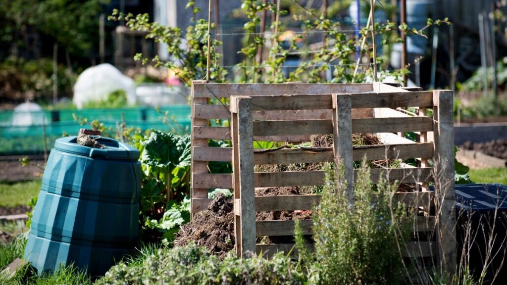 diy pallet compost heap